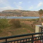 Villa Rania: Ευάερη Βίλα Με Θέα Τη Θάλασσα