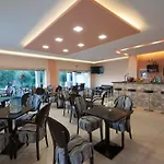 Crystal Blue Hotel, Barbati