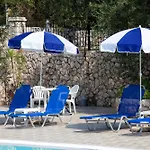 Crystal Blue Hotel, Barbati