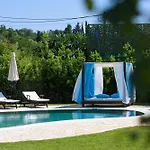 Villa Black White Dassia
