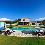 Villa Black White Dassia