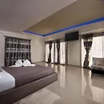 Villa Black White Dassia