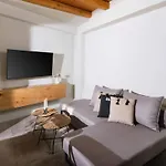 Fos Apartment