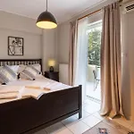Comfortable 3-Bedroom Maisonette Near The Sea
