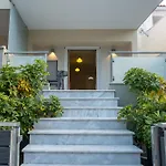 Comfortable 3-Bedroom Maisonette Near The Sea