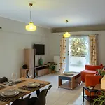 Comfortable 3-Bedroom Maisonette Near The Sea