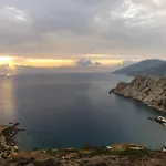 To Votsalo-Beach Side Studios & Taverna