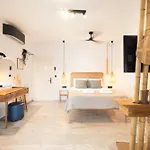 Private Studio Apartment, Unique Location - Sea View