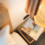 Private Studio Apartment, Unique Location - Sea View