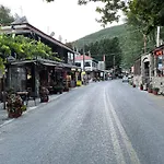 To Hani Tou Kokkini, Pelion