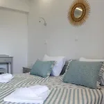 Thea-Tro Apartments