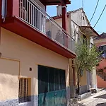 Lais Apartment In The Old Square Of Liapades