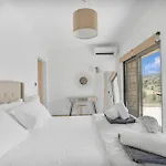 Villa Chriselia - 3 Bedrooms With Sea Access