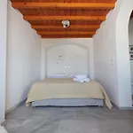 Manos Rooms