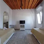 Manos Rooms