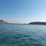 Με Θέα Τον Όρμο Της Βάρης