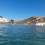 Με Θέα Τον Όρμο Της Βάρης