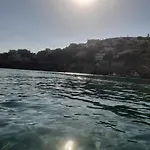 Με Θέα Τον Όρμο Της Βάρης