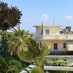 Leo\'S & Xerxes\' Place In The Heart Of Rhodes