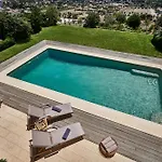 Luxury Apartment With Pool