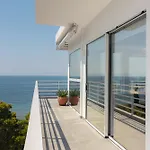 Spectacular Sea Views, 2Bd Beachfront