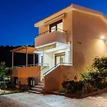 Villa Armonia - Beachfront Majestic Retreat