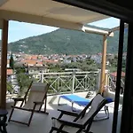 Maisonettewohnung Mit Panoramablick Auf Die Bucht Von Tiros - B57583