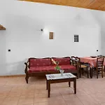 Countryside Apartment 2 With Shared Swimming Pool