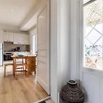 Central Apartment On Lionsquare With Sea And City View