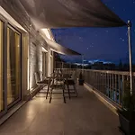 Stunning Rooftop Retreat With Mountain Views