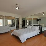 Fay\'S Mirror Apartment