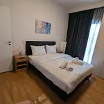 Spacious Seaside Flat At Alimos