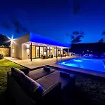 Villa Kamelia With Pool