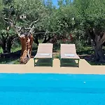 Sofiana\'S Garden Retreat With Private Pool