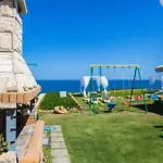 Lovely Seaside Apartments, Walking Distance To The Beach & Amenities!