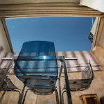 Cosy Apartment With Terrace Near Metro Station