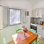 Elena Apt