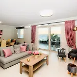 Beachfront Artemida Retreat - Peony Seabreeze Gem