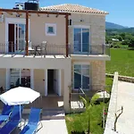 Villa In Nopigia With Garden