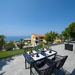 Pnoe Luxury Apartments