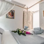Papalina Suite