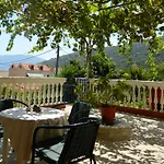 Logara\'S Apartments
