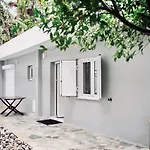 Minimal Residence Near The Beach