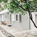 Minimal Residence Near The Beach