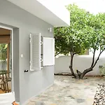 Minimal Residence Near The Beach