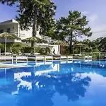 Pine Trees Art Hotel