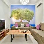 Fresh & Renovated Apartment Next To Metro Station