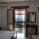 Τo Κamari