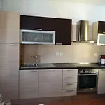 *The Balcony-Luxury Family House In City Center *