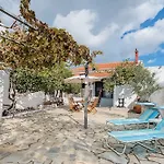 Theo\'S Traditional House
